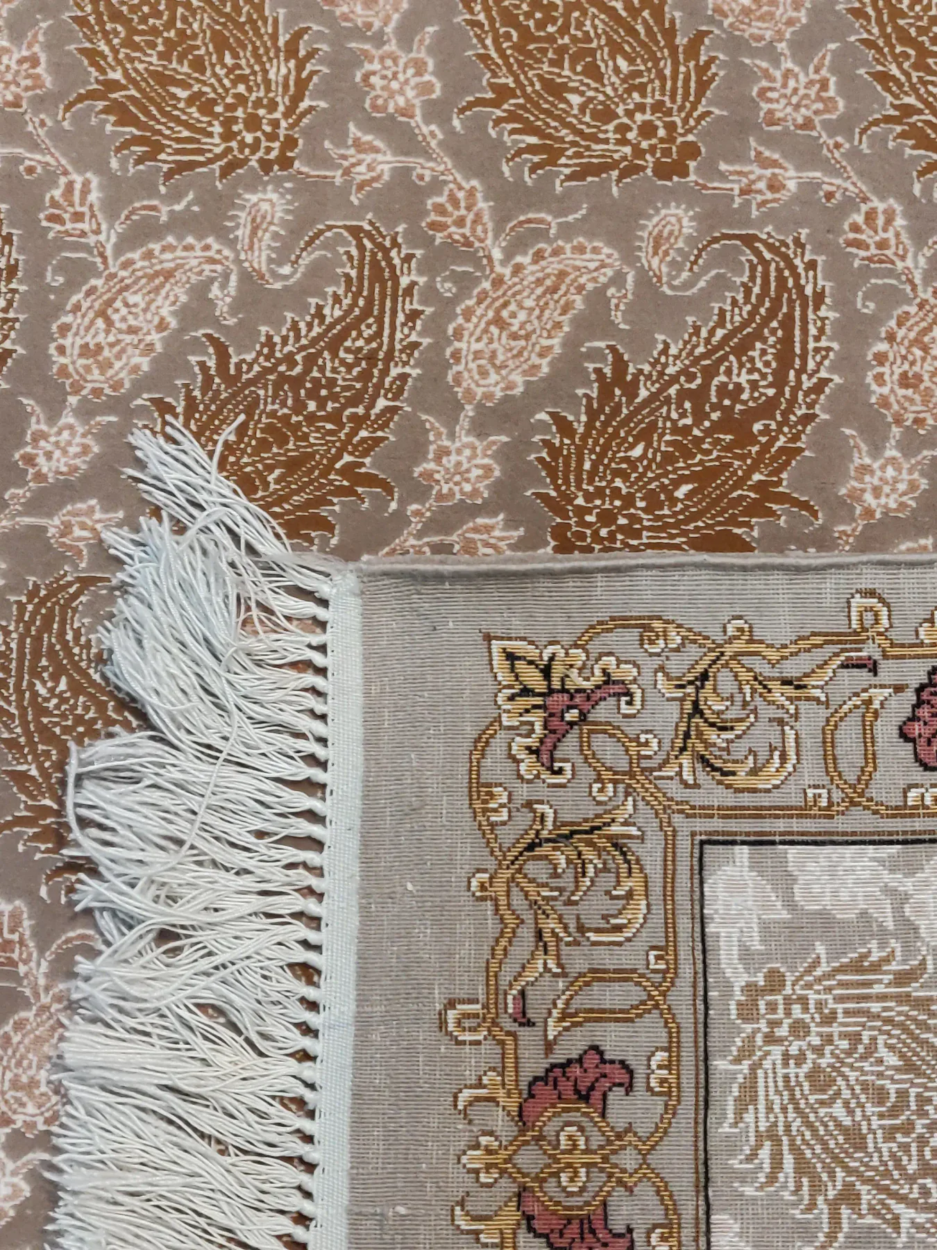 Signed Persian Isfahan rug 105x75 with silk warp and weft, cream field and boteh motifs - detail 2