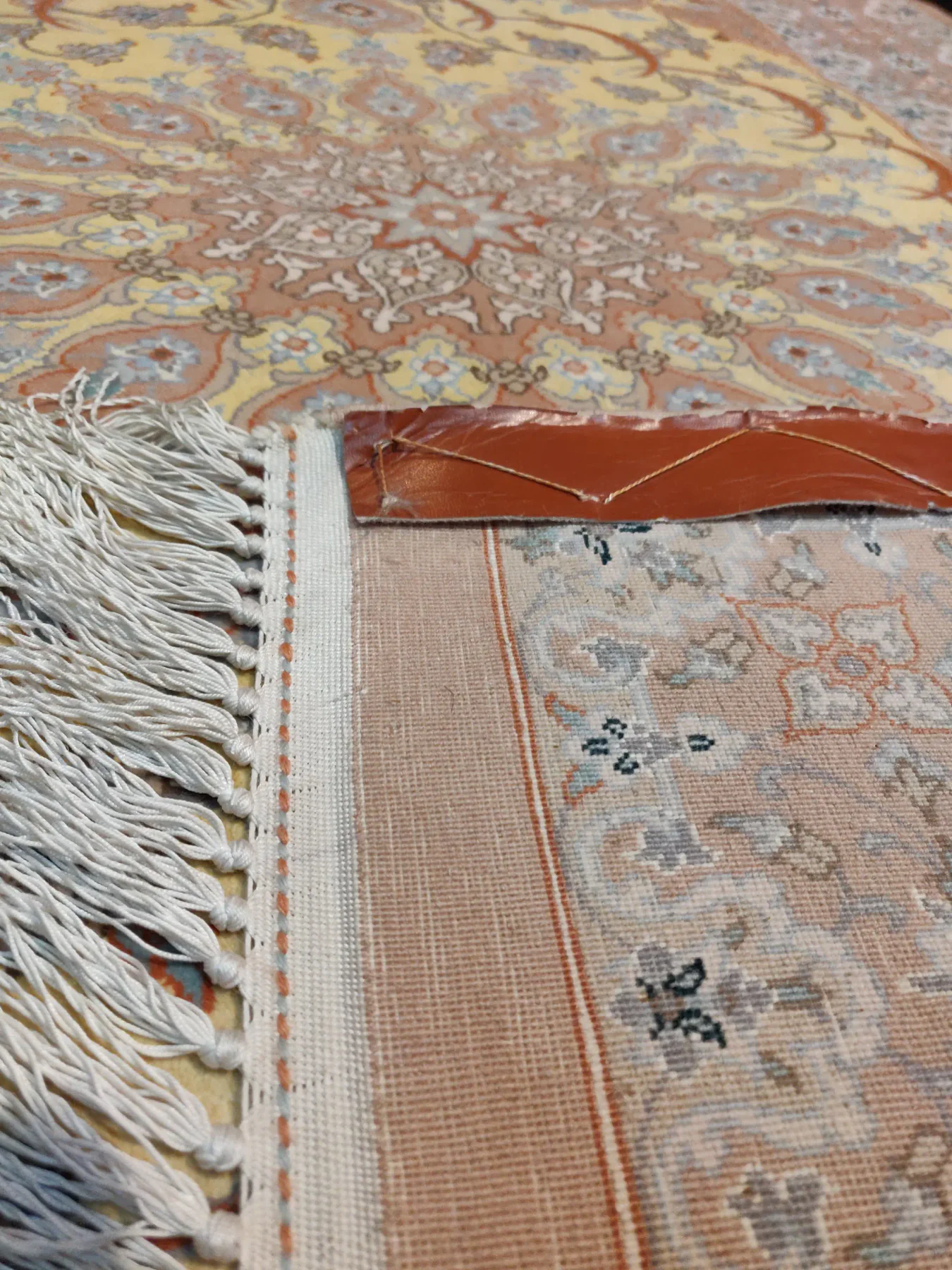 Signed Persian Isfahan rug 130x85 with silk warp and weft and floral medallion design - detail 3