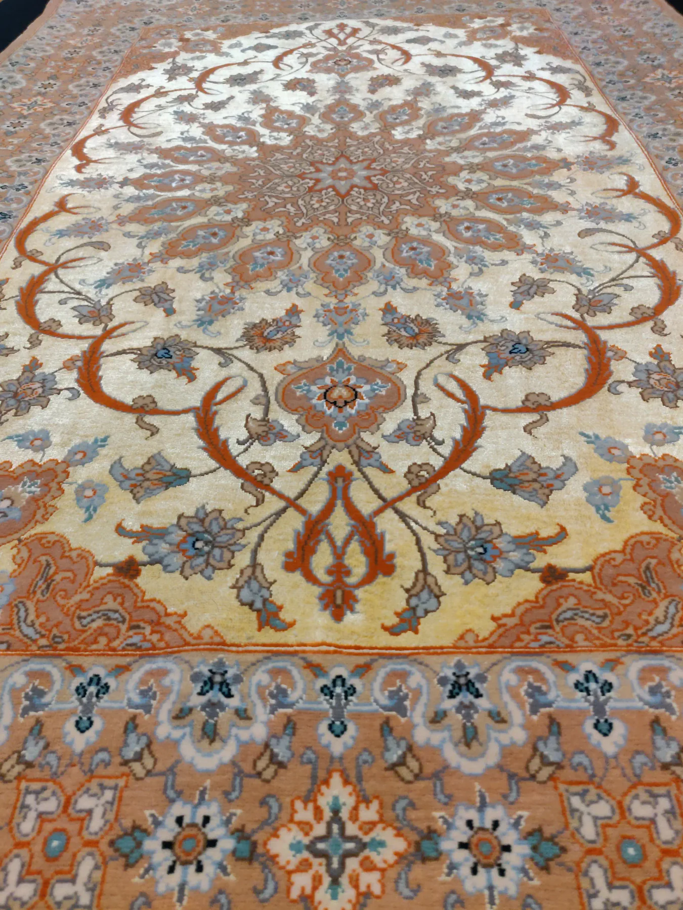 Signed Persian Isfahan rug 130x85 with silk warp and weft and floral medallion design - detail 4