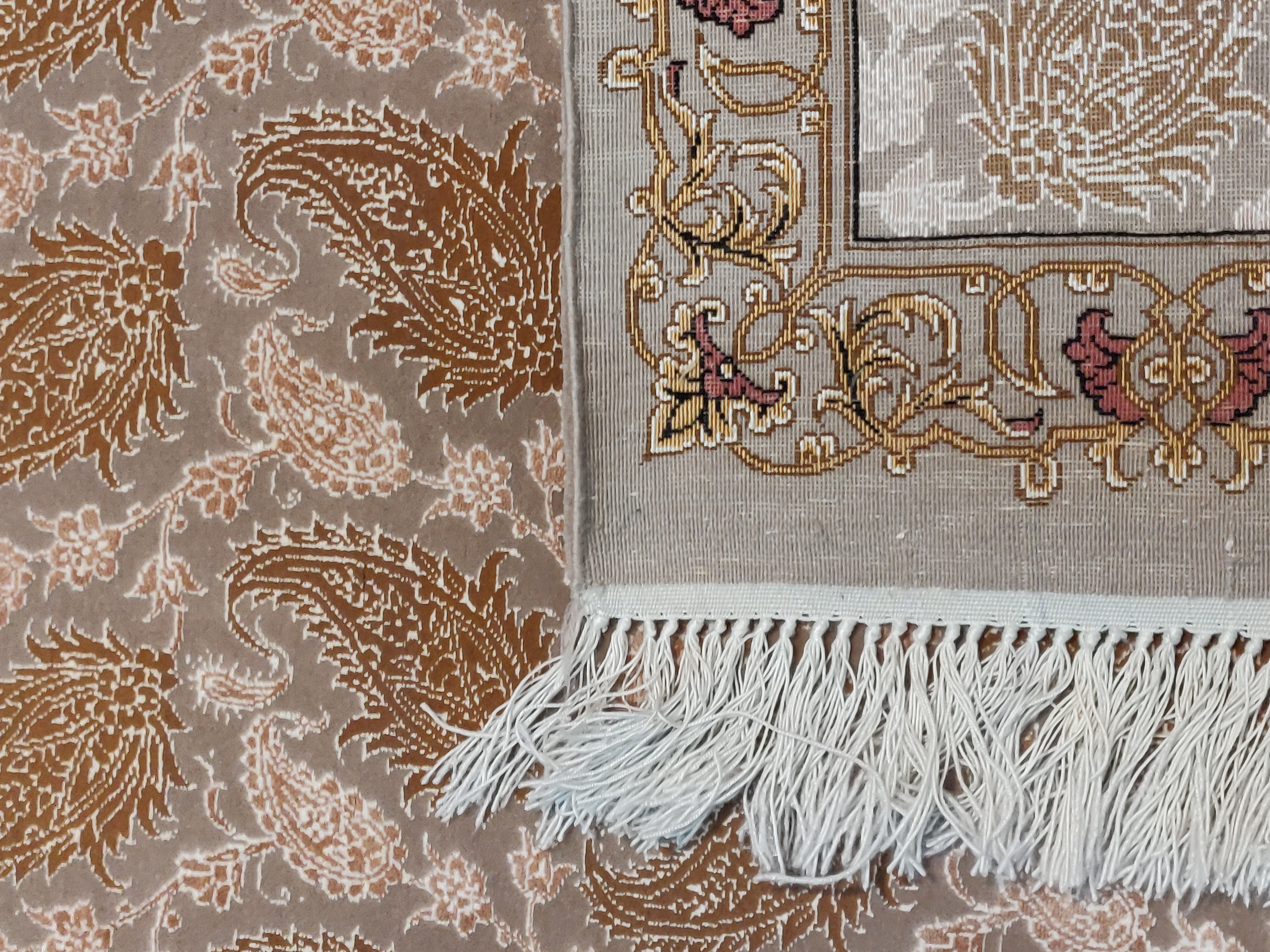Signed Persian Isfahan rug 105x75 with silk warp and weft, cream field and boteh motifs - detail 2