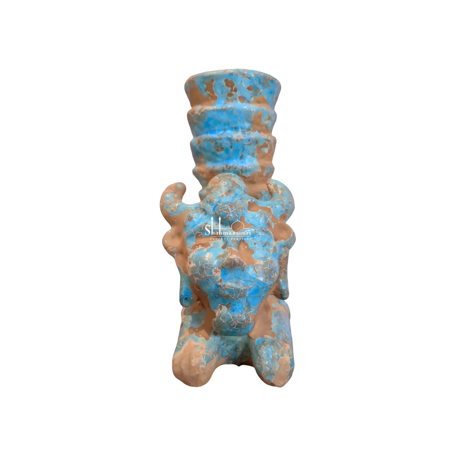 Statua in maiolica con testa animale dalle corna ricurve ed elemento verticale scanalato, nei toni turchese e terracotta. - dettaglio 2