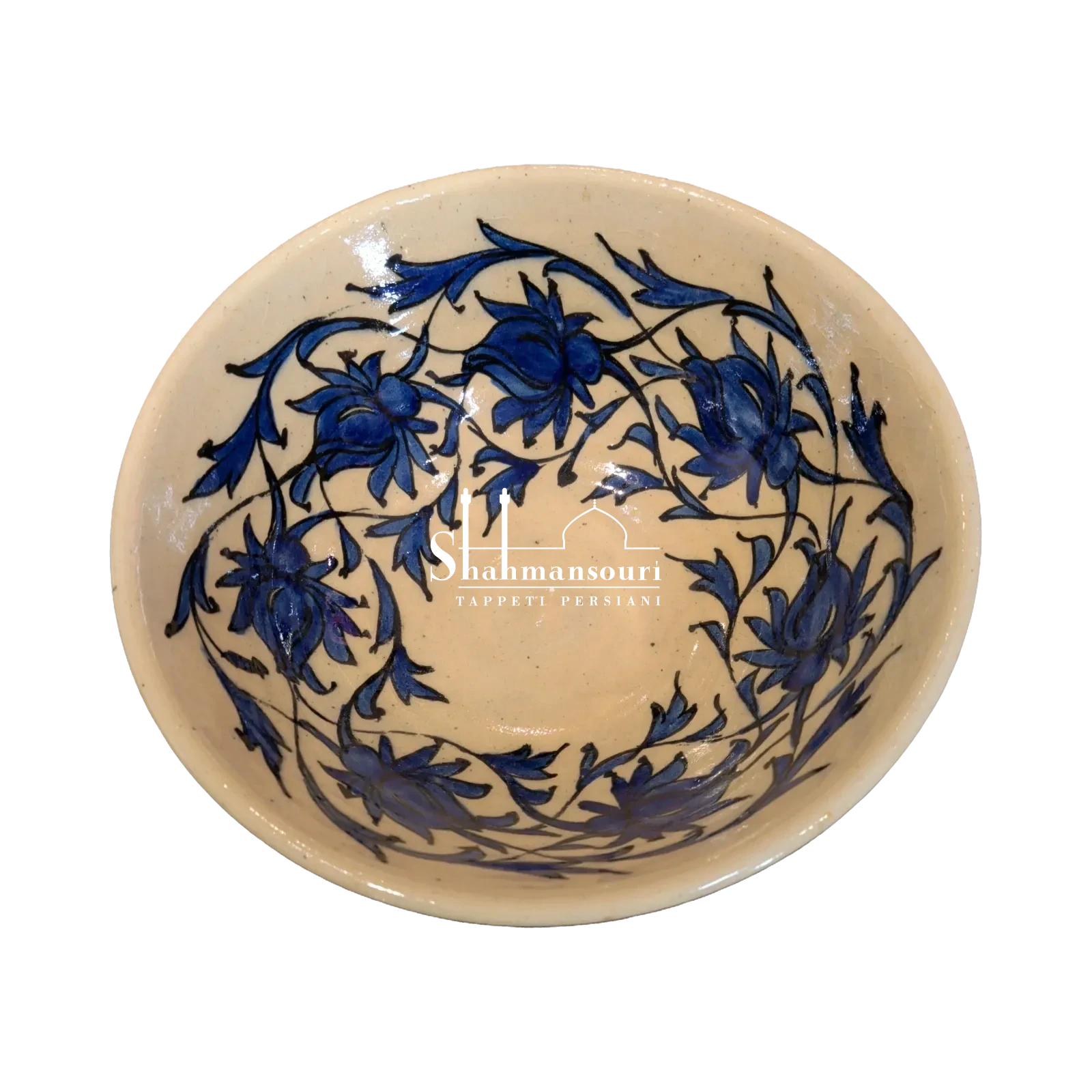 Coppa in maiolica con fiori e foglie blu dai contorni scuri su fondo color crema, bordo chiaro e piccolo piede circolare. - dettaglio 3