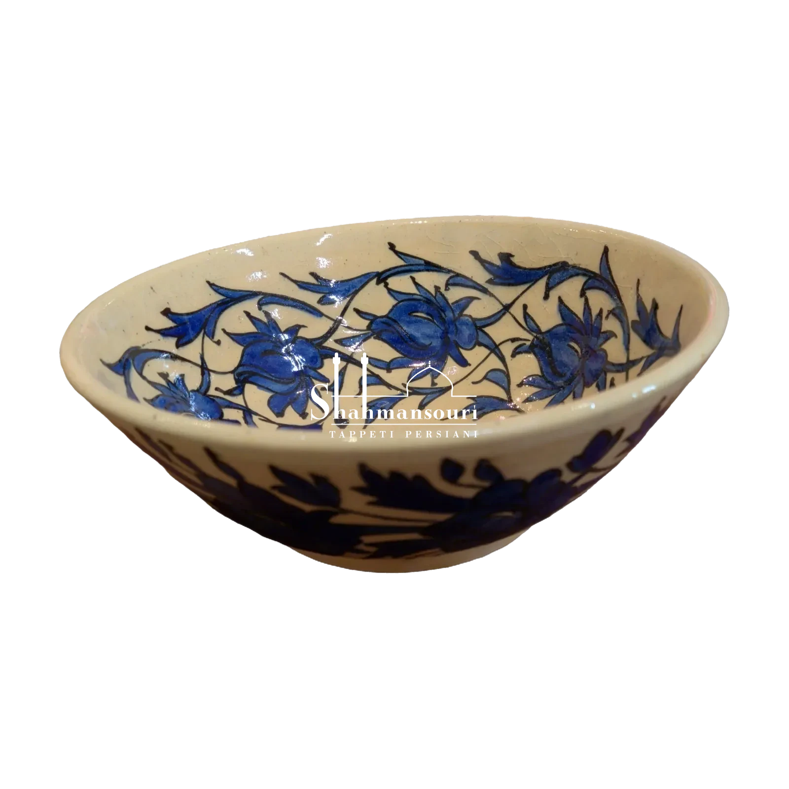 Coppa in maiolica con fiori e foglie blu dai contorni scuri su fondo color crema, bordo chiaro e piccolo piede circolare. - dettaglio 4