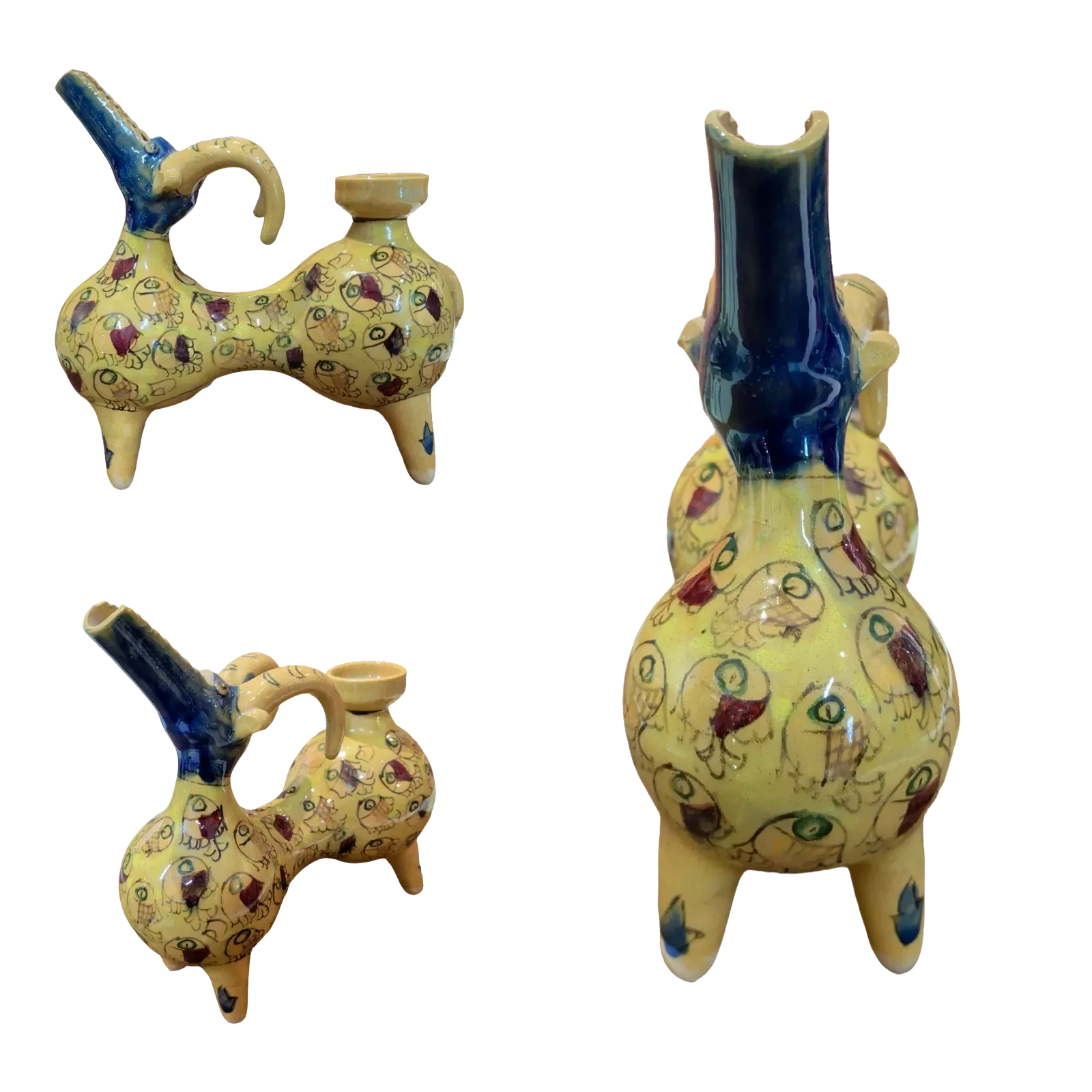 Statua in maiolica con corpo giallo decorato da pesci, quattro zampe corte, testa blu dal muso allungato e corna gialle ricurve.