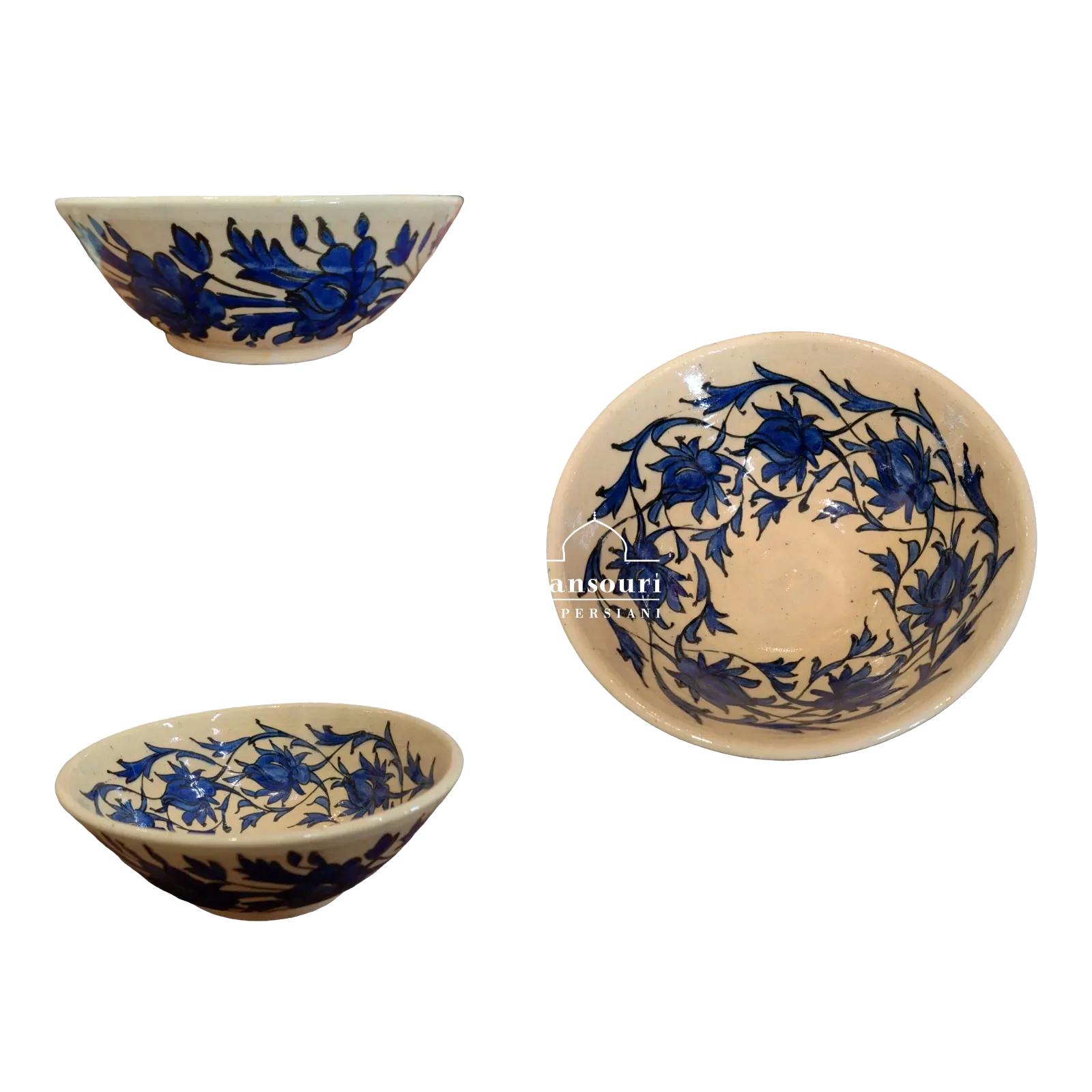 Coppa in maiolica con fiori e foglie blu dai contorni scuri su fondo color crema, bordo chiaro e piccolo piede circolare.