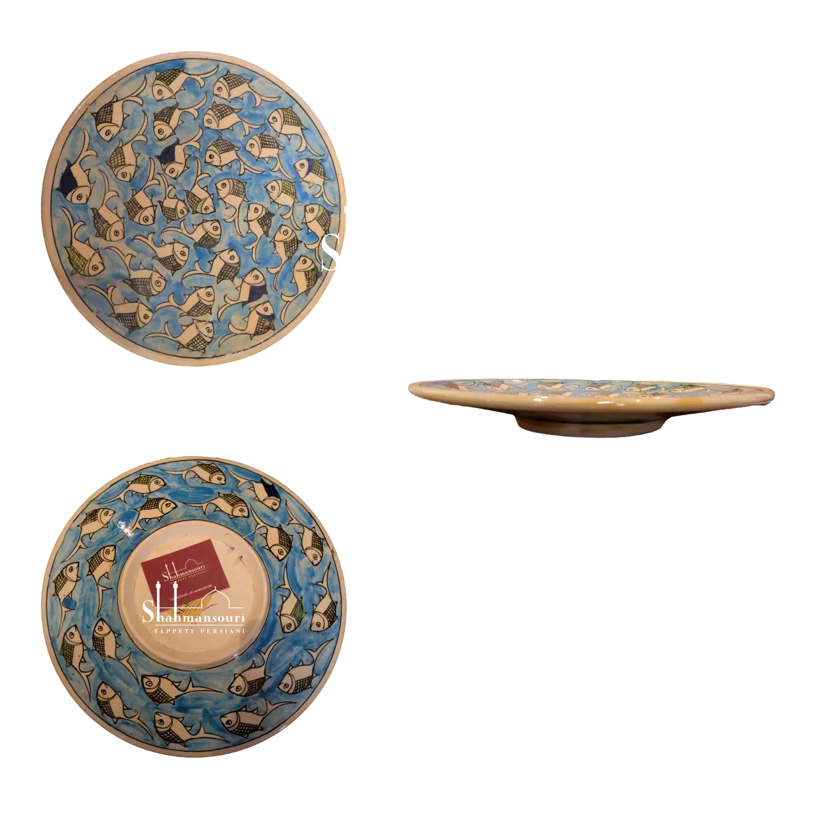 Piatto circolare in maiolica con numerosi pesci color crema dai contorni scuri su fondo azzurro e bordo chiaro.