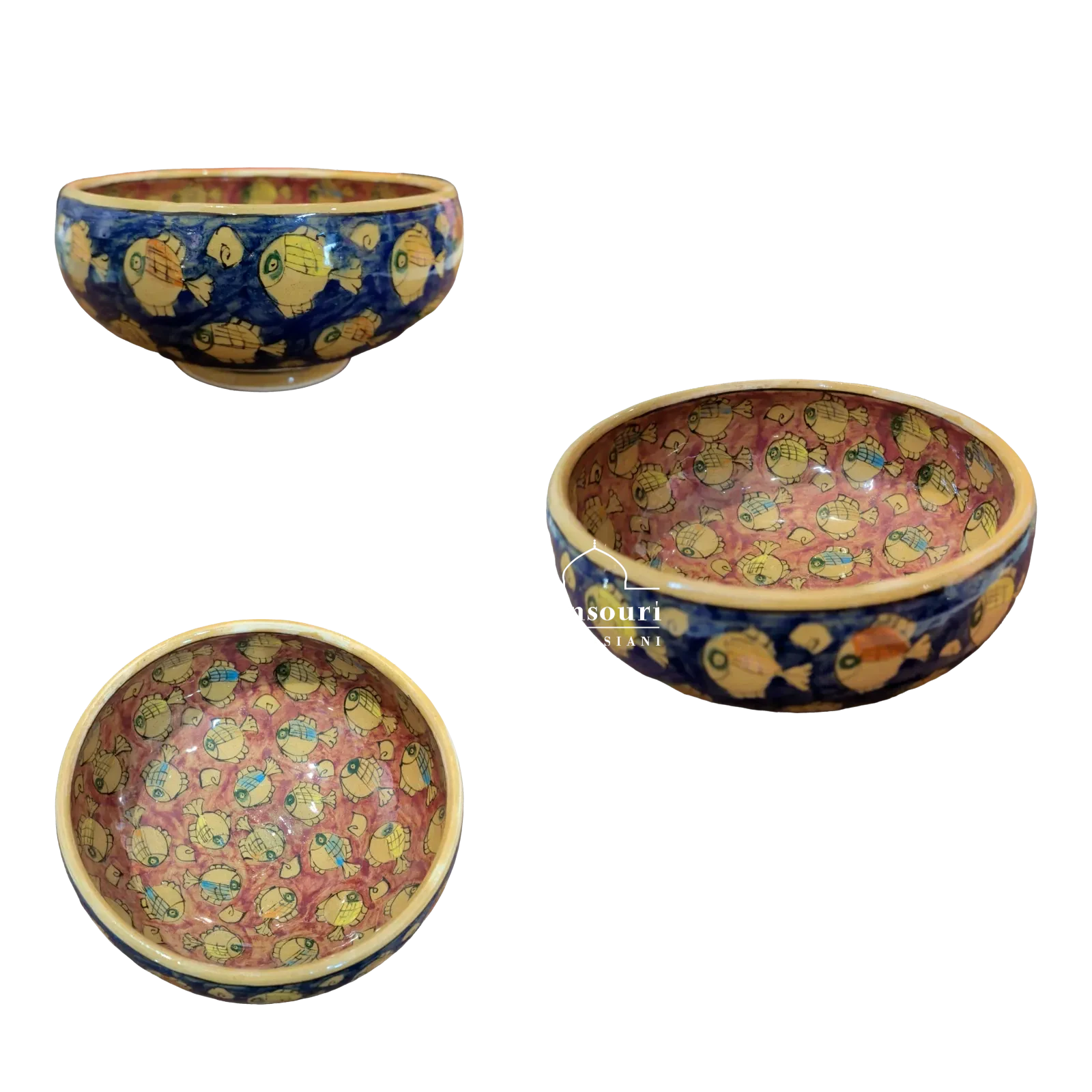 Coppa in maiolica con pesci stilizzati tondeggianti, fondo rosa interno, blu esterno, bordo e piccolo piede color crema.