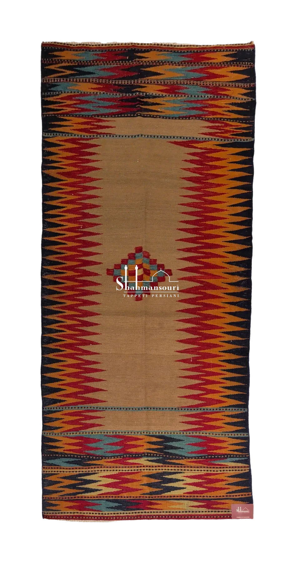 Sofreh Qashqai color cammello con piccolo rombo multicolore, lati a punte rosse e ocra e fasce geometriche alle estremità.