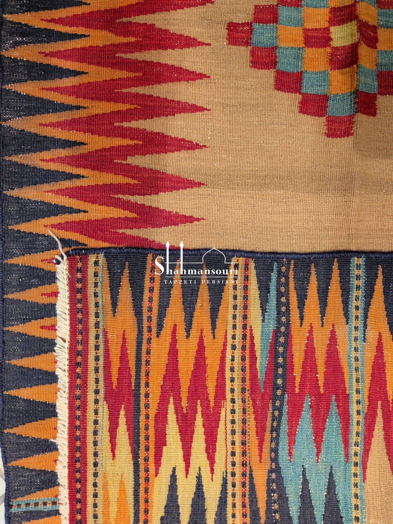 Sofreh Qashqai color cammello con piccolo rombo multicolore, lati a punte rosse e ocra e fasce geometriche alle estremità. - dettaglio 2