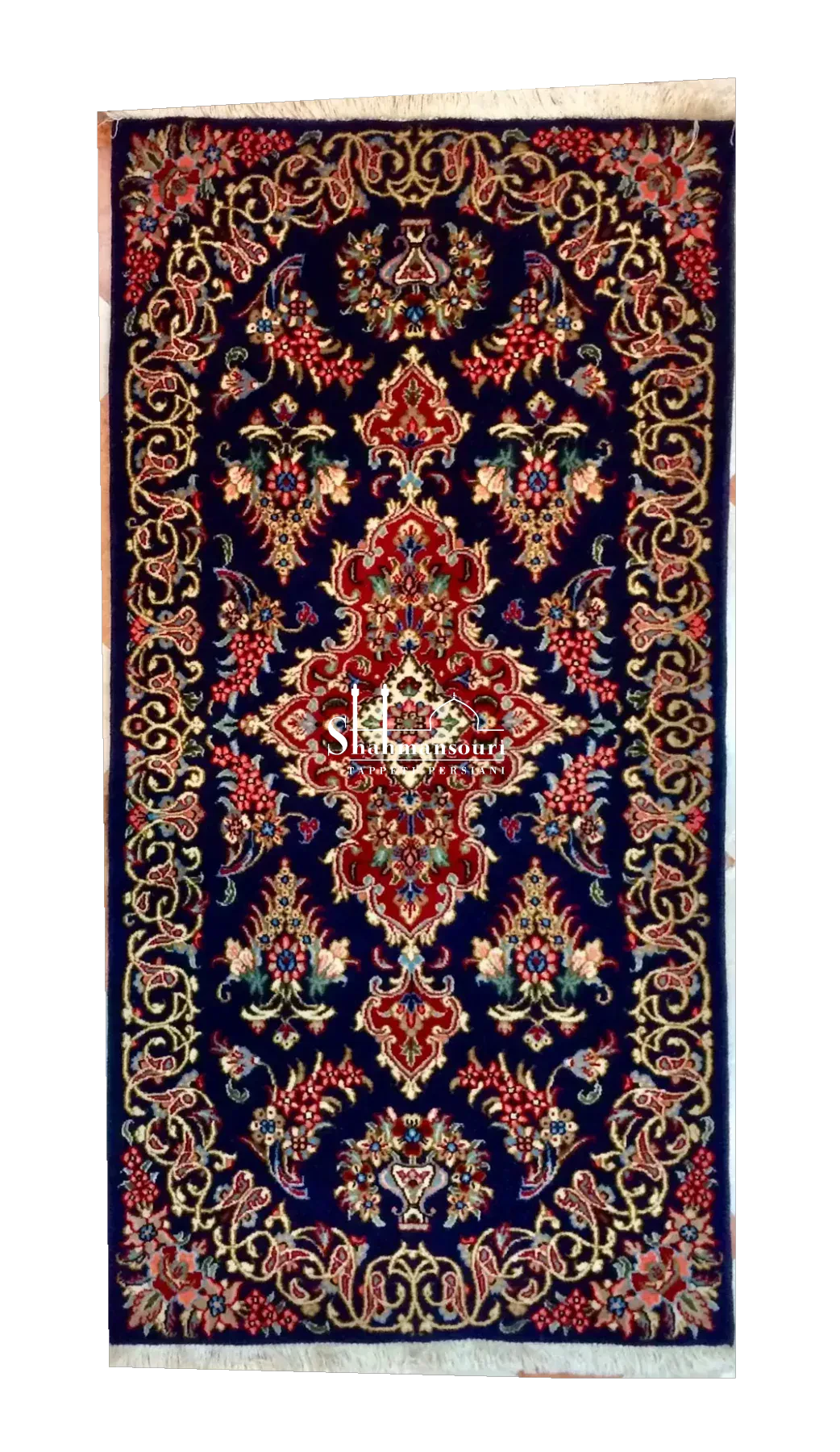 tappeto persiano Kum blu notte con medaglione floreale rosso e motivi decorativi eleganti