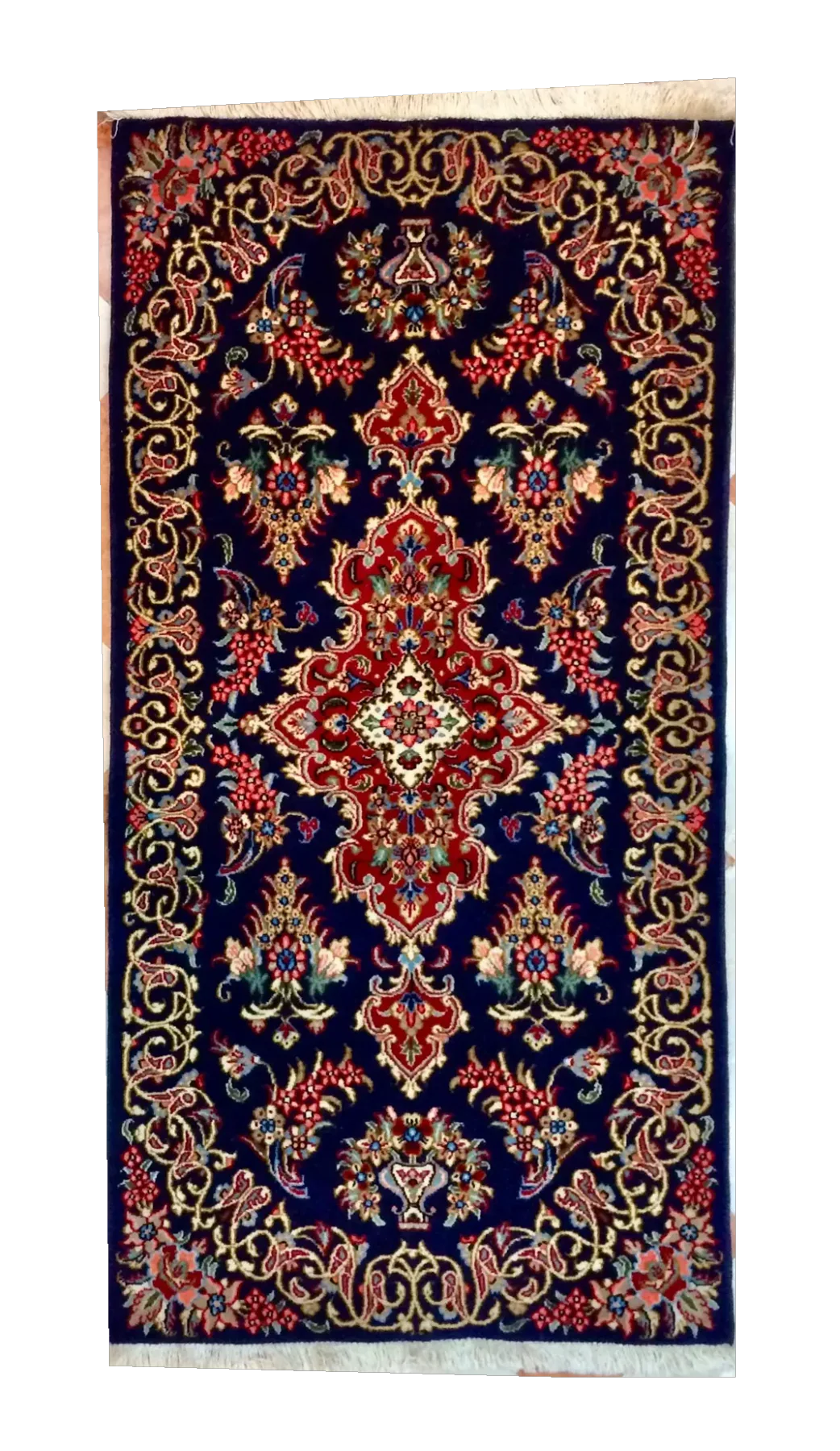tappeto persiano Kum blu notte con medaglione floreale rosso e motivi decorativi eleganti