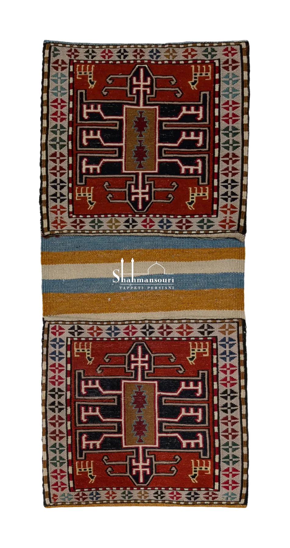 Khorjin Qucian con due pannelli rossi a motivi geometrici scuri, bordure avorio e fascia centrale a righe azzurre e ocra.