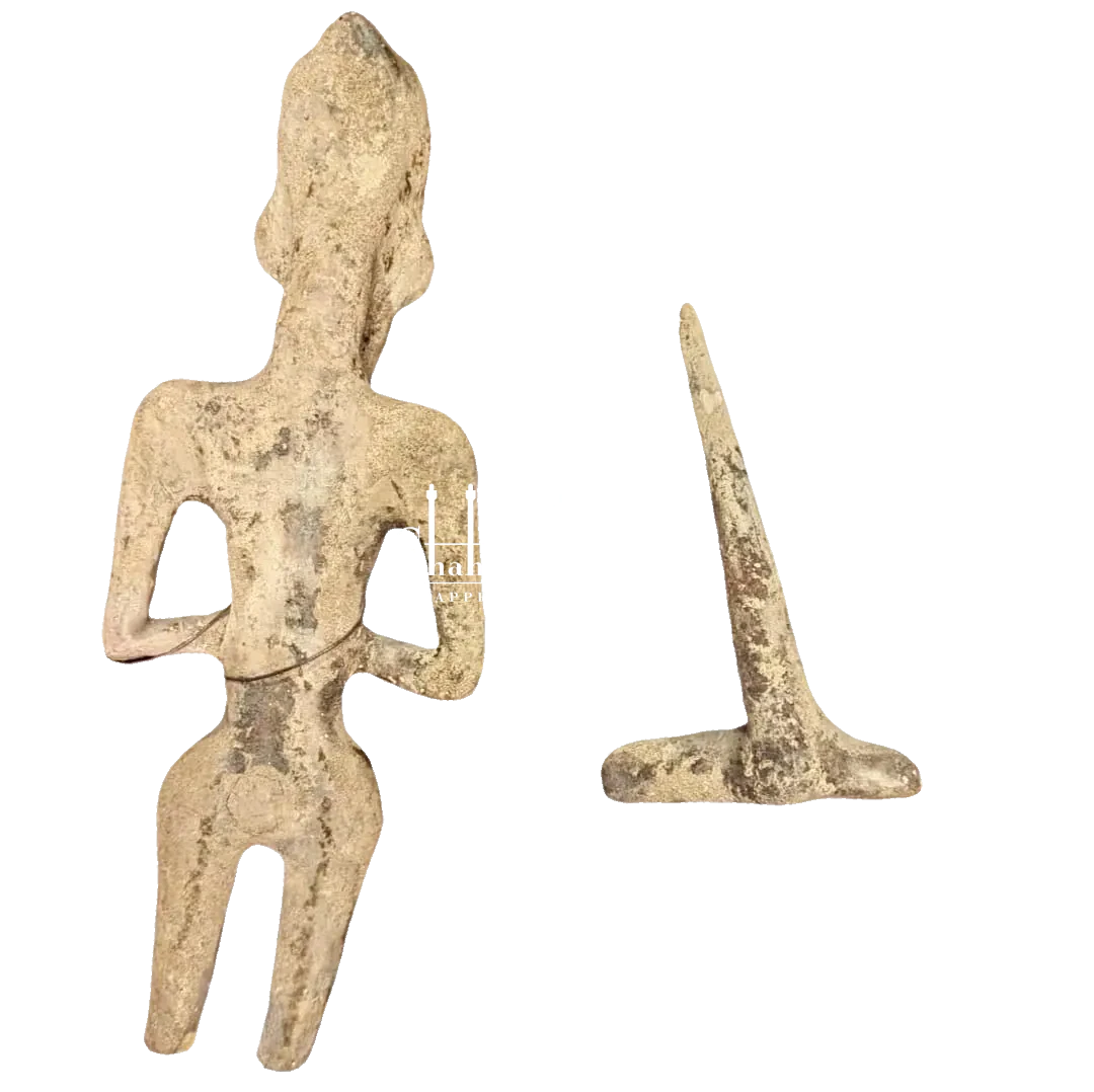 Persian maiolica statue of a stylised human figure with an elongated head, bent arms and a beige and brown surface. - detail 2