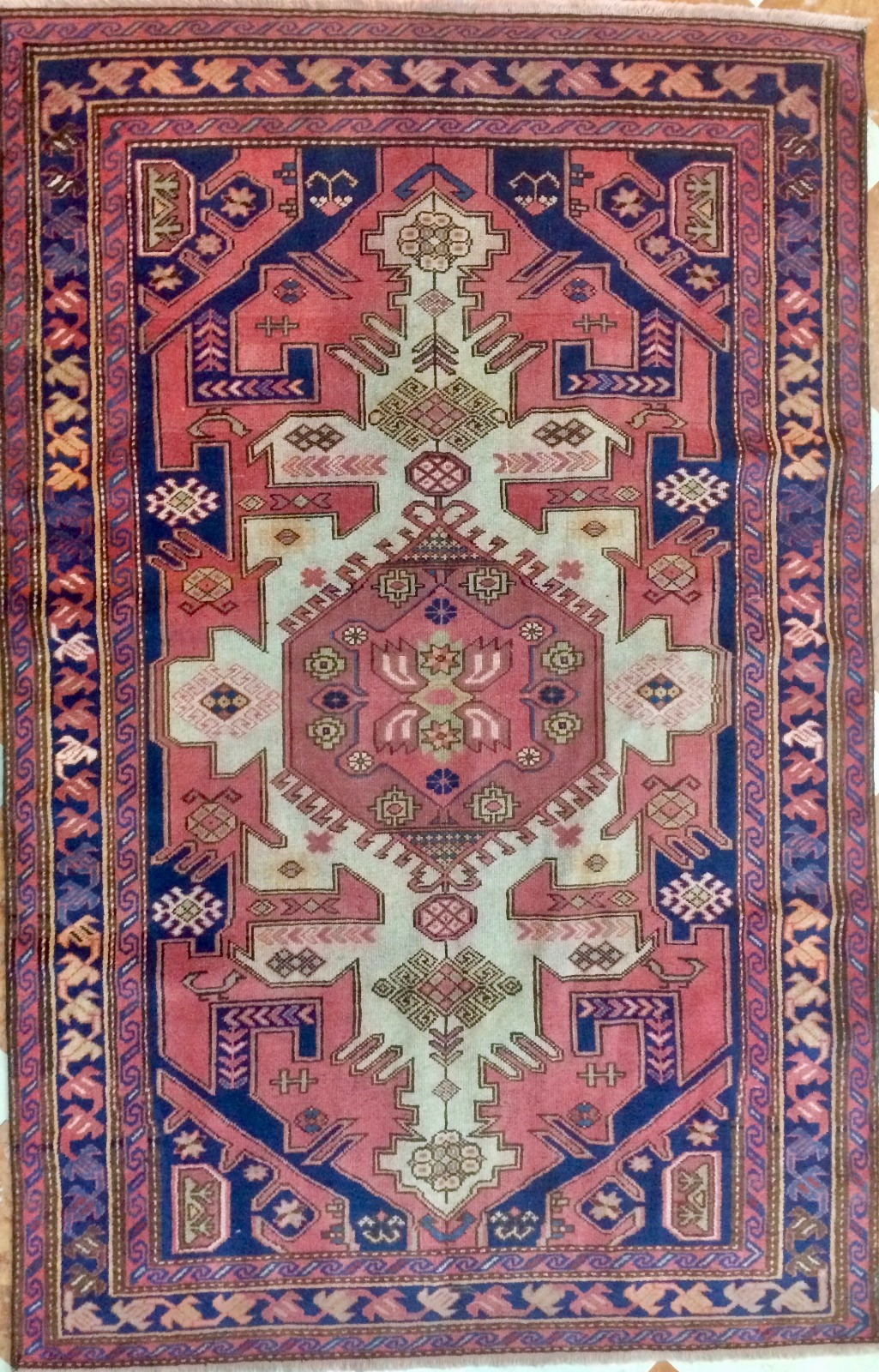 antico tappeto caucasico Derbend fatto a mano con motivi geometrici rosa e blu