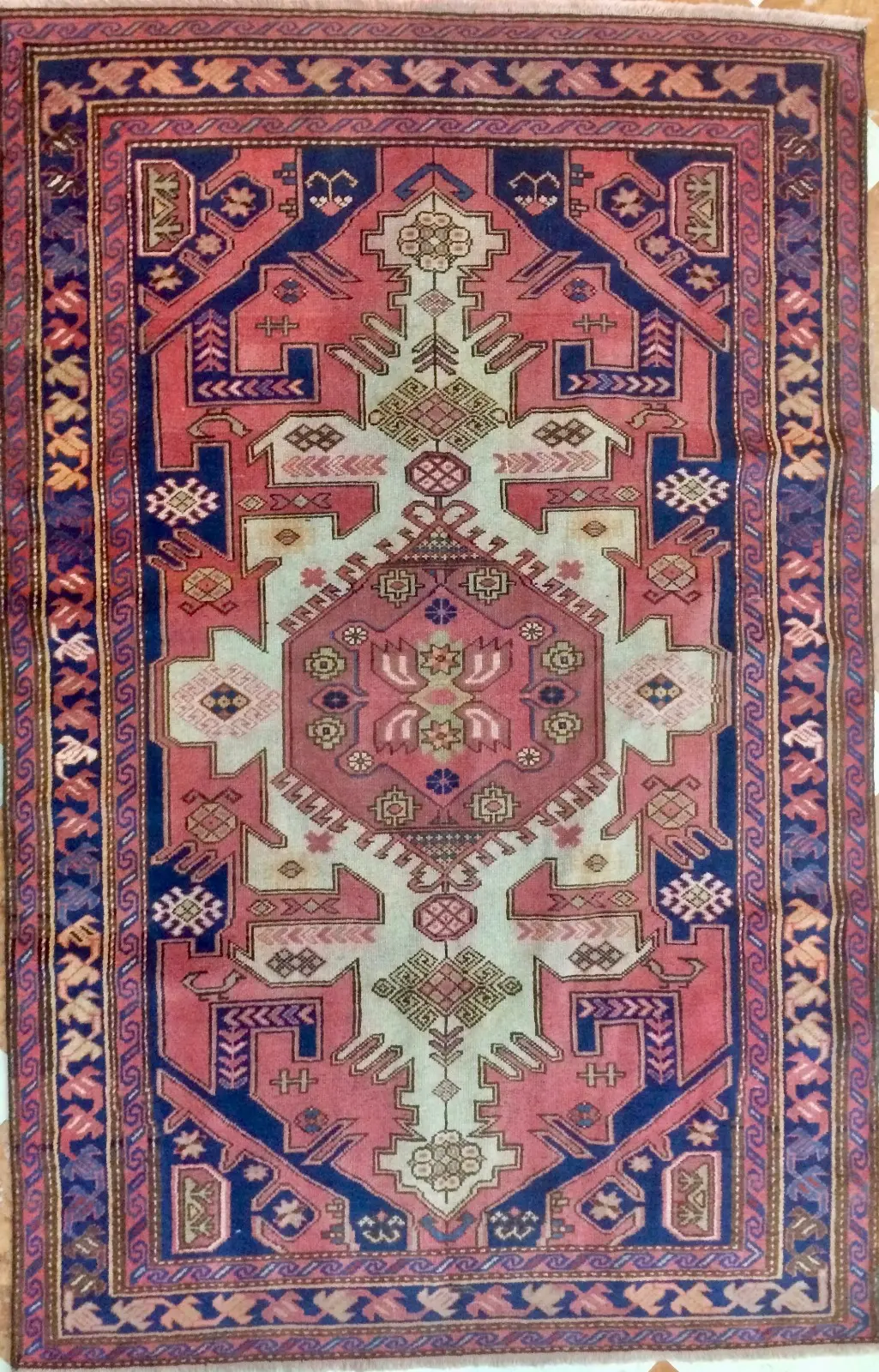 antico tappeto caucasico Derbend fatto a mano con motivi geometrici rosa e blu