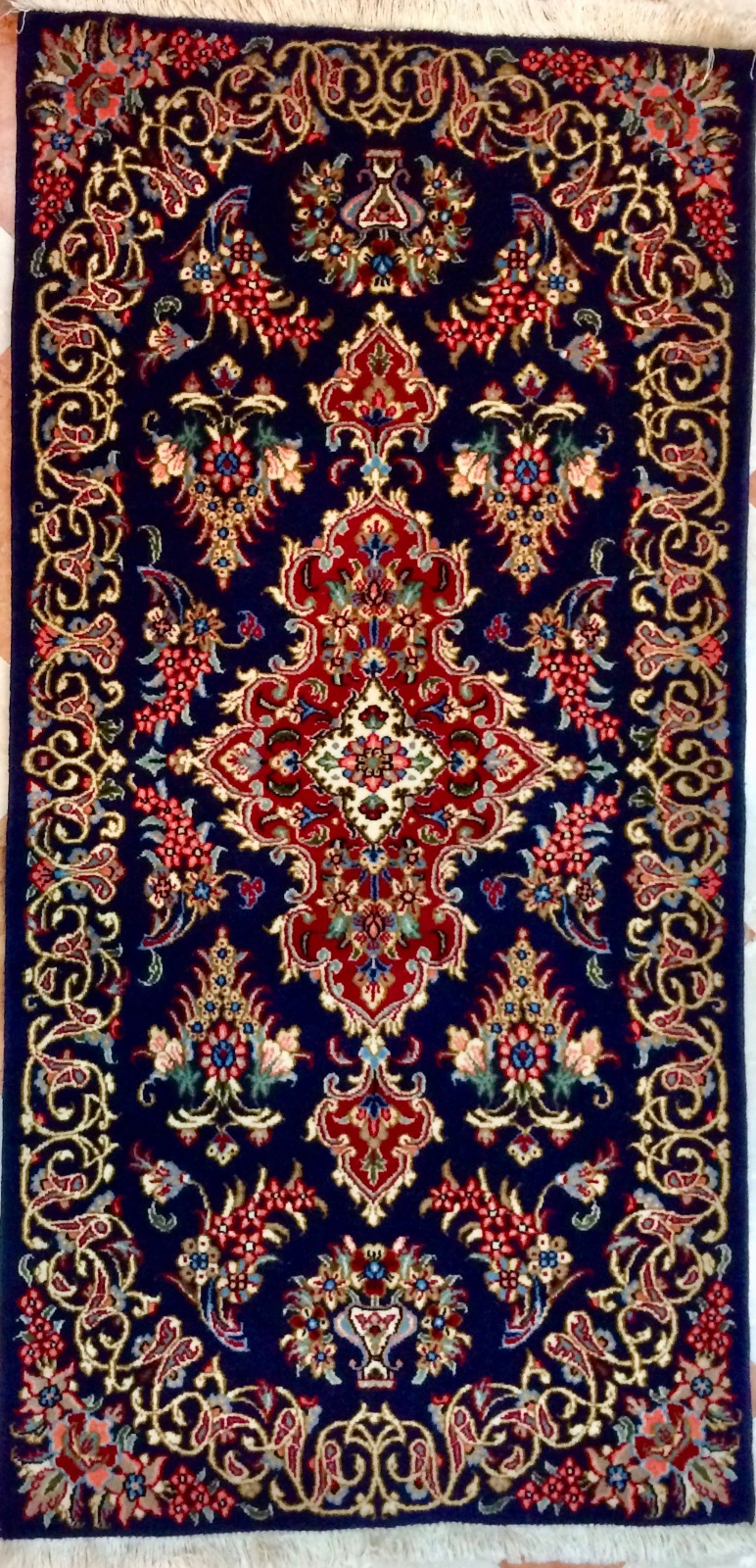tappeto persiano Kum blu notte con medaglione floreale rosso e motivi decorativi eleganti