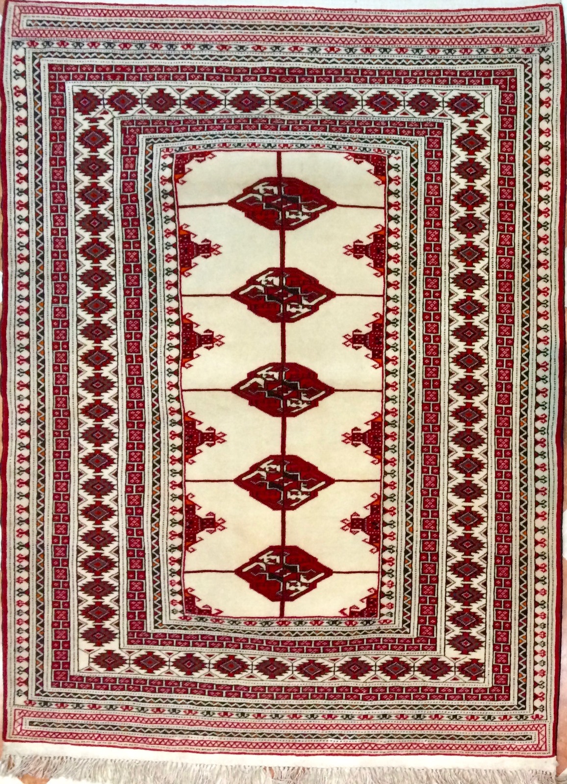 tappeto persiano turkmeno bianco fatto a mano con motivi geometrici rossi