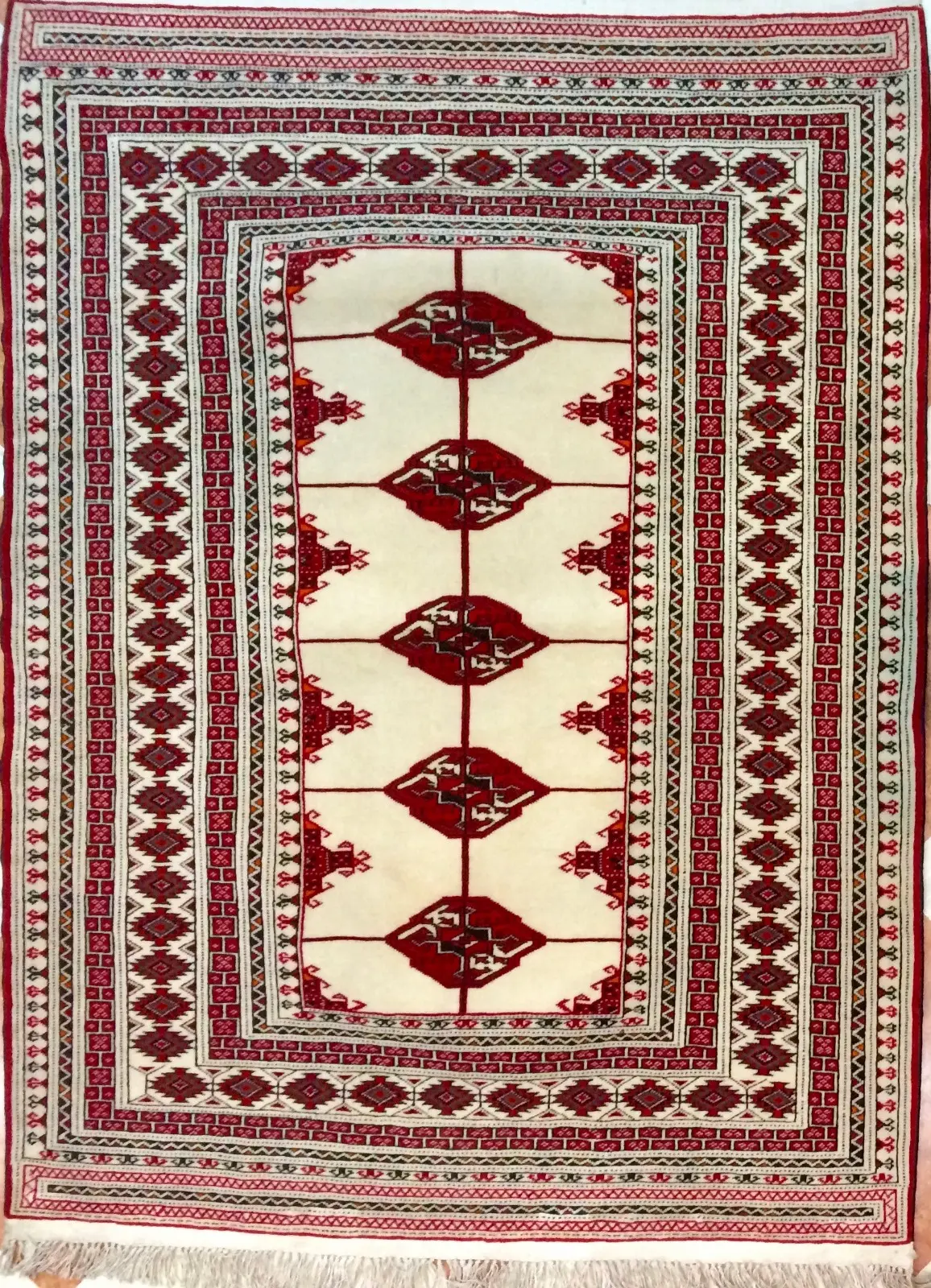 tappeto persiano turkmeno bianco fatto a mano con motivi geometrici rossi
