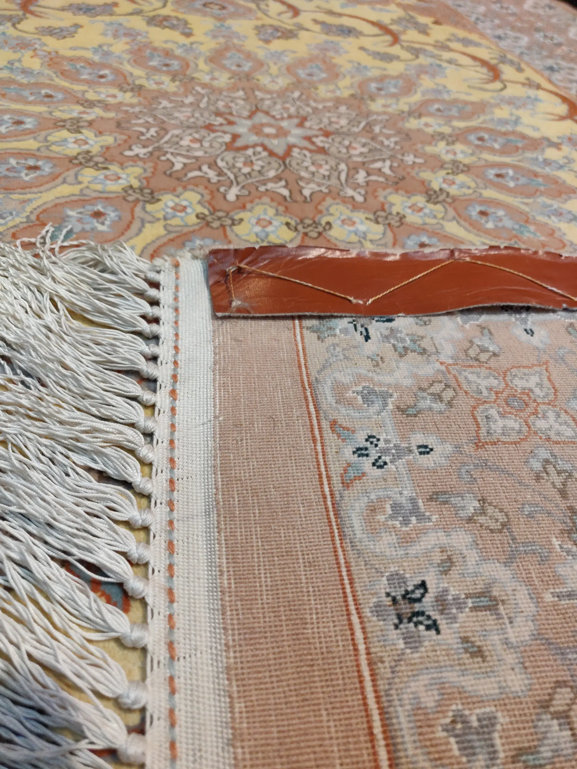 Signed Persian Isfahan rug 130x85 with silk warp and weft and floral medallion design - detail 3