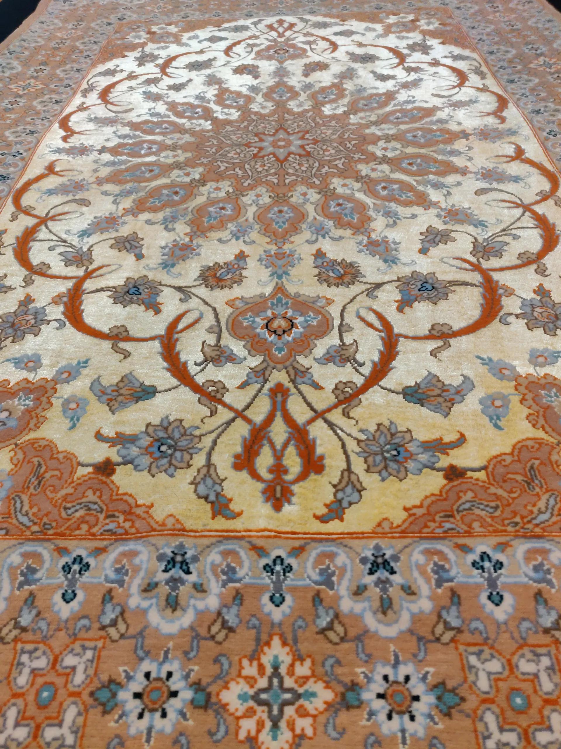 Signed Persian Isfahan rug 130x85 with silk warp and weft and floral medallion design - detail 4