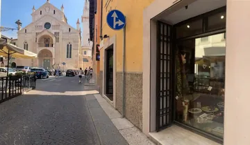 Ingresso del negozio Shahmansouri nel centro di Verona