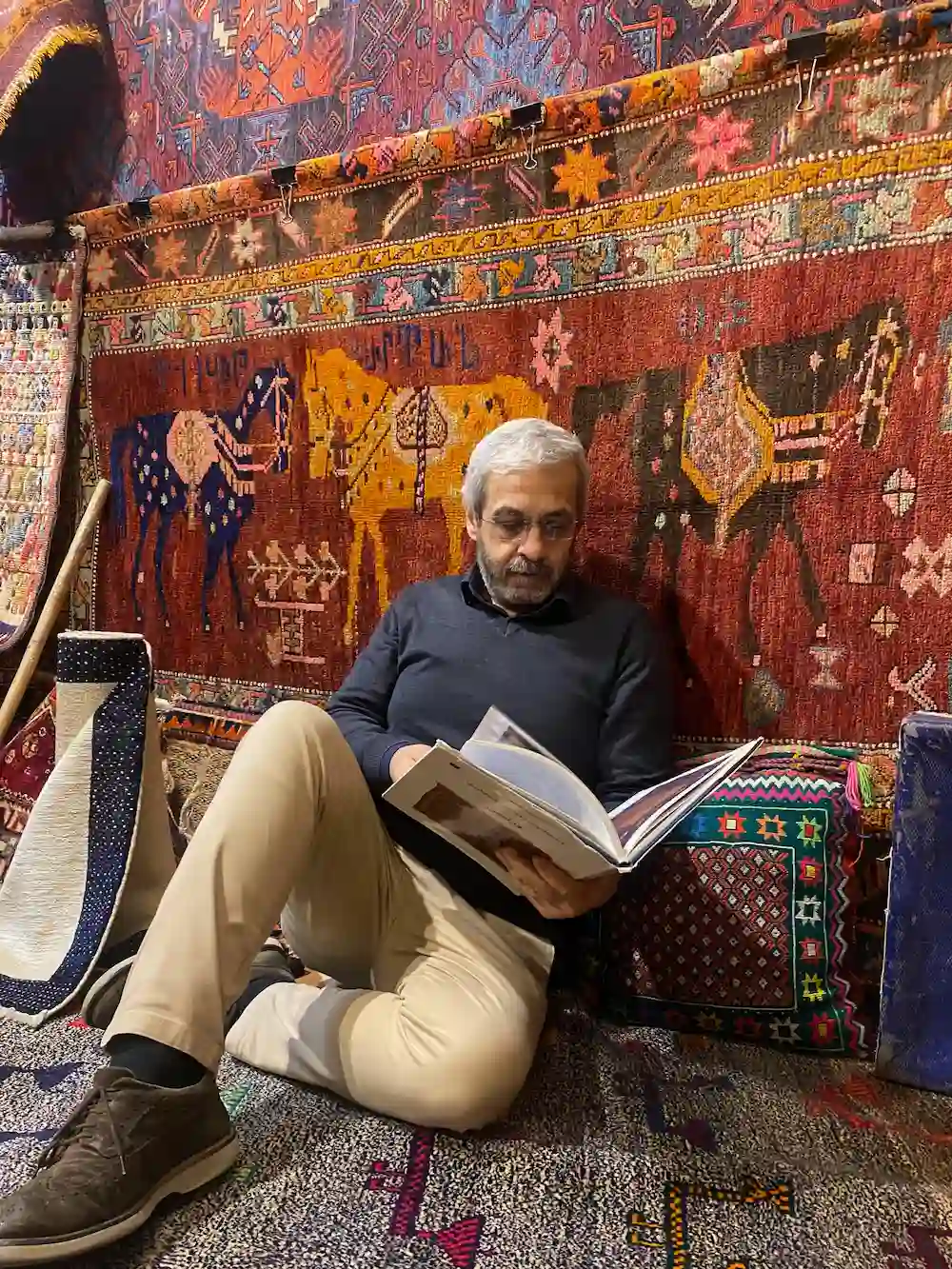 Mehdi Shahmansouri con tappeti a Verona